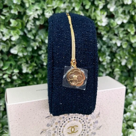 CHANEL Beauty Makeup Bag 2025 HOLIDAY LIMITED EDITION NIB AUTHENTIC - Picture 3 of 16